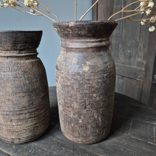 Oud houten nepalese kruik nr. 117 (rechts)