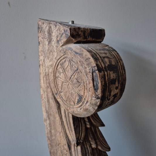Uniek oud houten ornament op statief