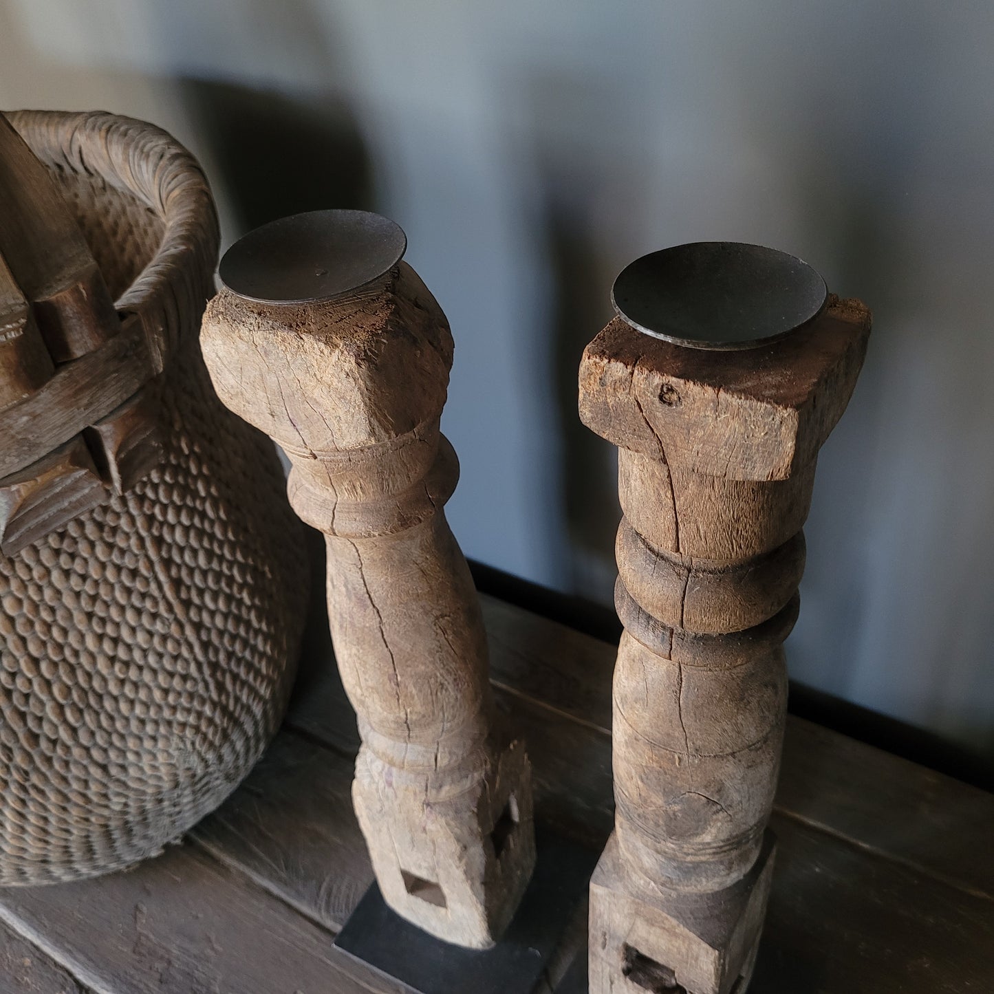 Uniek oud houten kandelaar op statief nr. 7 (links)