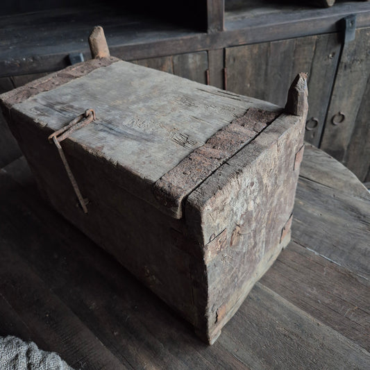 Uniek oud houten Himalaya kist met ijzeren slot
