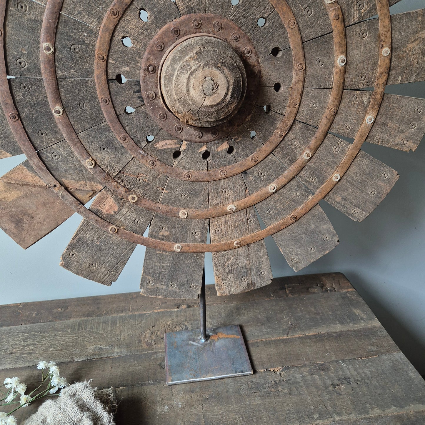 Uniek oud houten spinnewiel op statief nr. 7