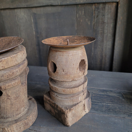 Uniek oud houten kandelaar nr. 3 (rechts)