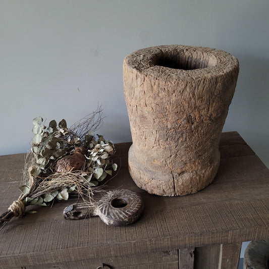 Uniek oud houten vijzel nr. 7