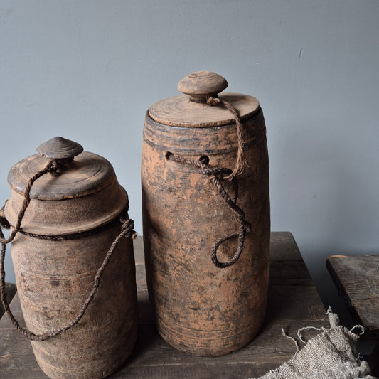 Oud houten kruik met deksel nr. 149 (rechts)