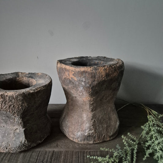 Uniek oud houten vijzel nr. 12 (rechts)