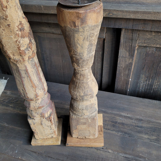 Oud houten kandelaar nr. 1 (rechts)