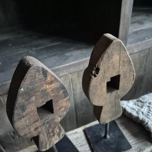 Uniek houten ornament op statief