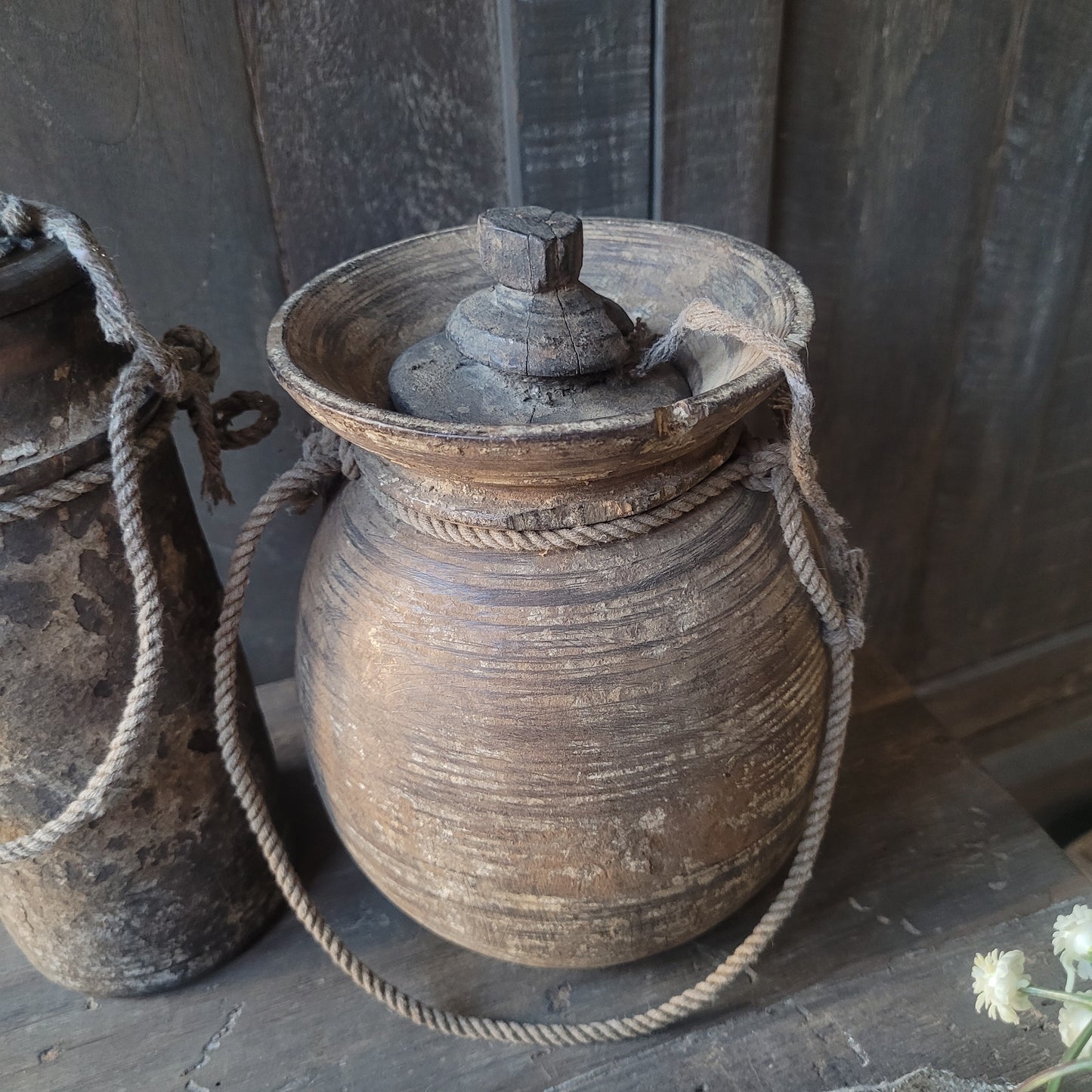 Uniek oud houten kruik met deksel nr. 41 (rechts)