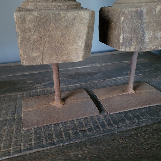 Uniek oud houten kandelaar op statief