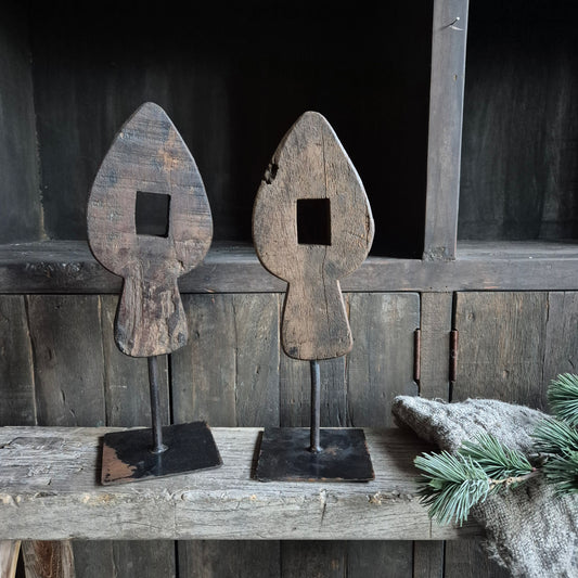 Uniek houten ornament op statief