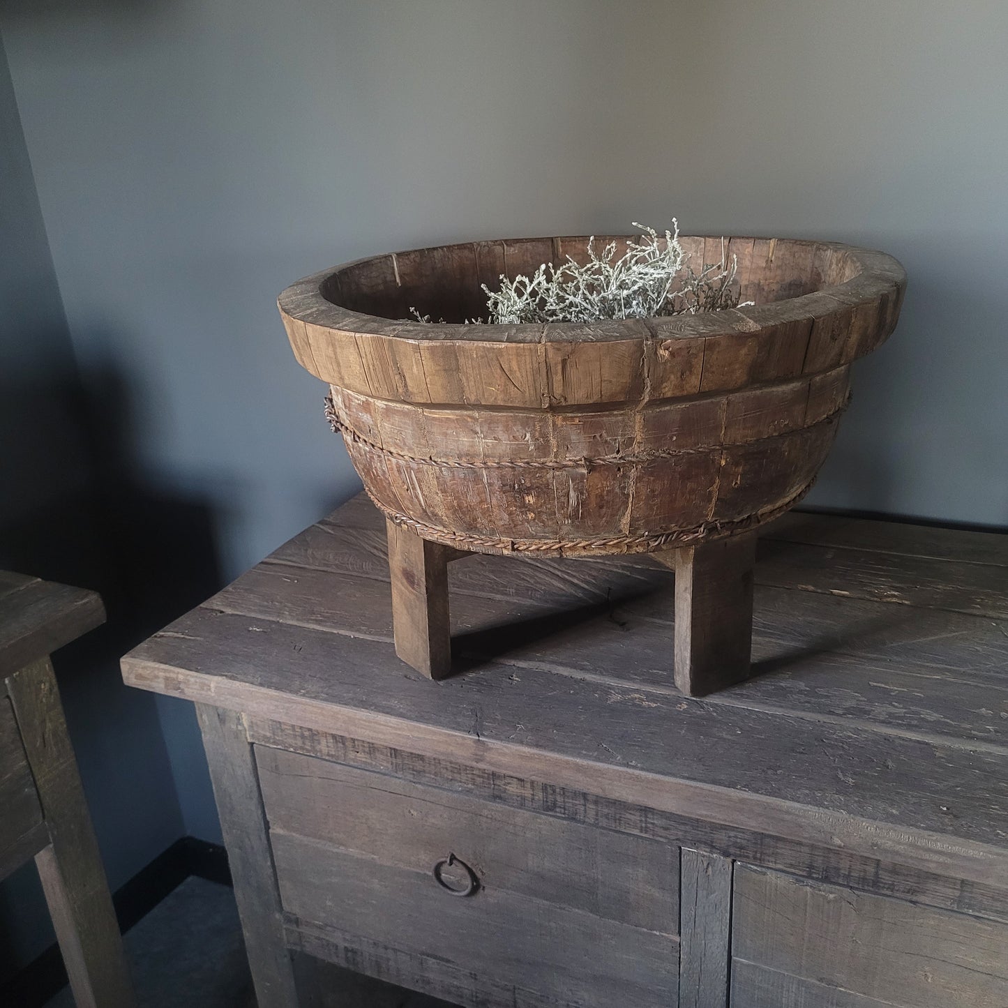 Oud houten olijfbak op pootjes