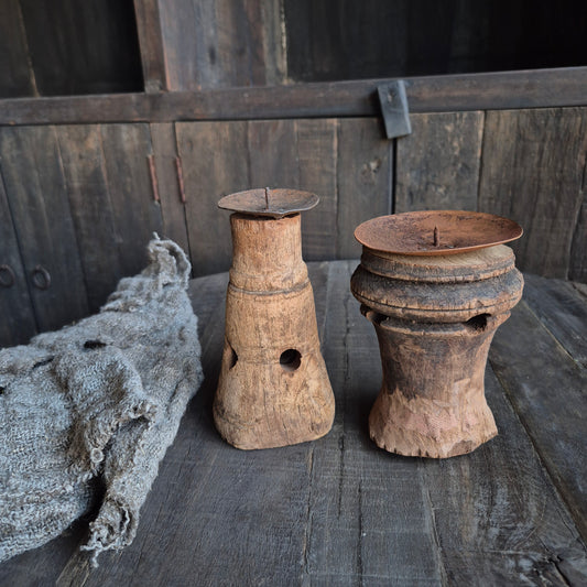 Oud houten kandelaar nr. 35 (links)