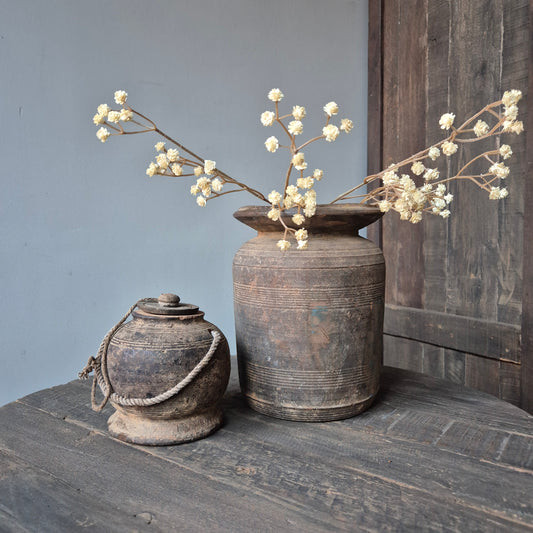 Oud houten kruik met deksel nr. 113 (links)