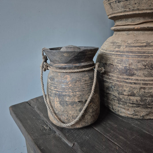 Oud houten kruik met deksel nr. 129 (links)