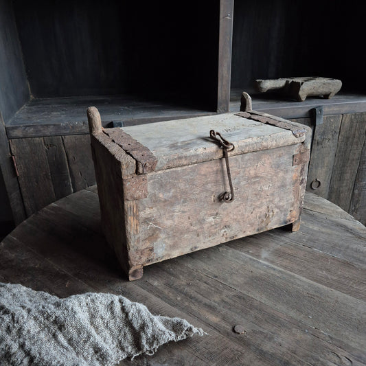 Uniek oud houten Himalaya kist met ijzeren slot