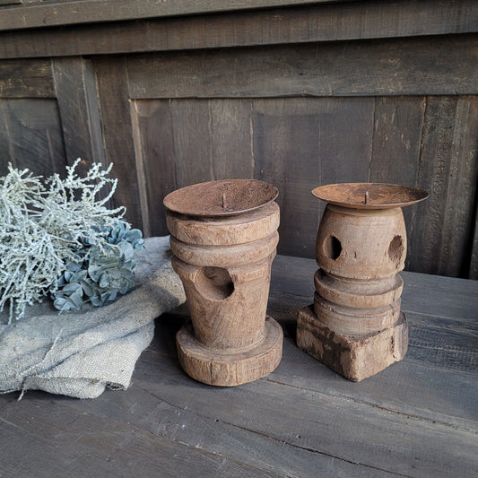 Uniek oud houten kandelaar nr. 4 (links)