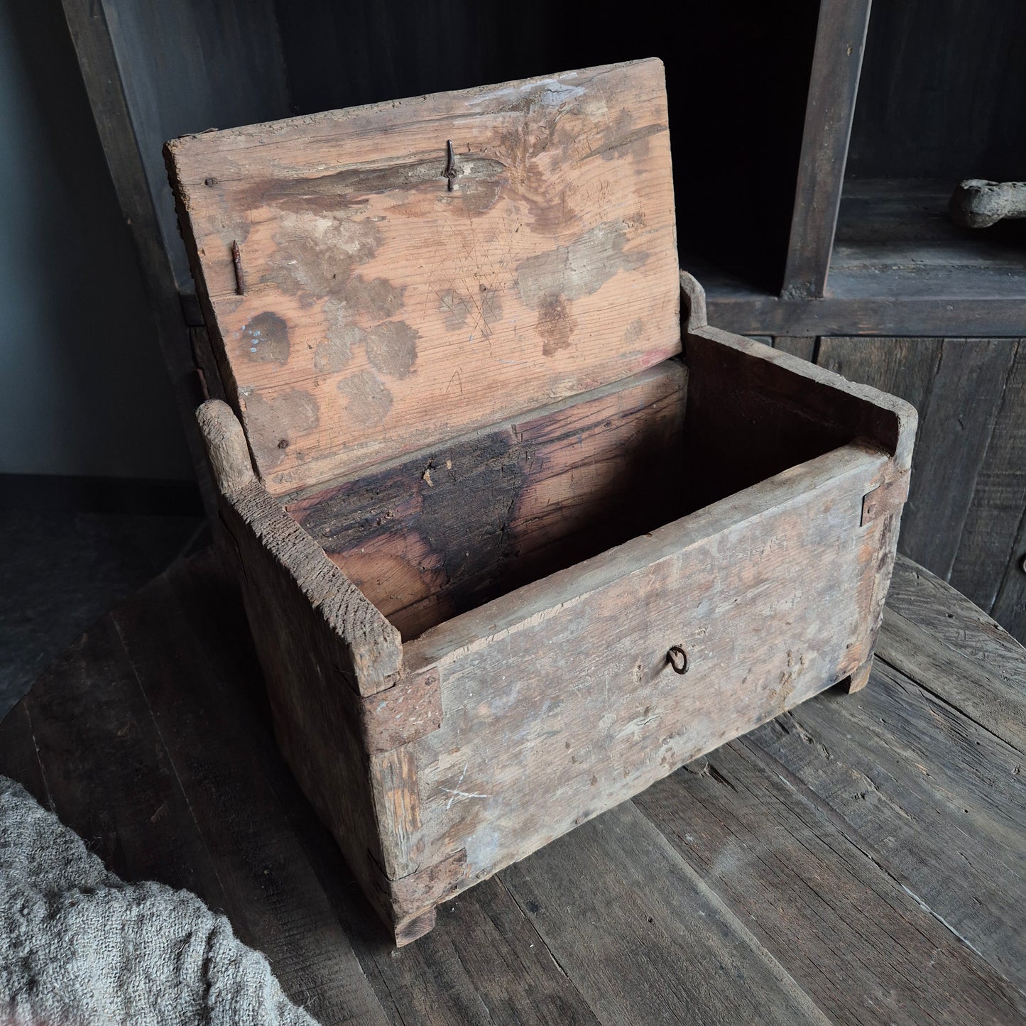 Uniek oud houten Himalaya kist met ijzeren slot