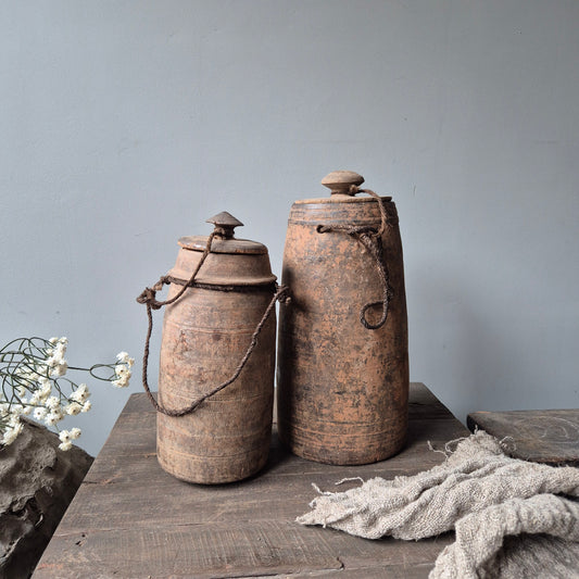 Oud houten kruik met deksel nr. 148 (links)