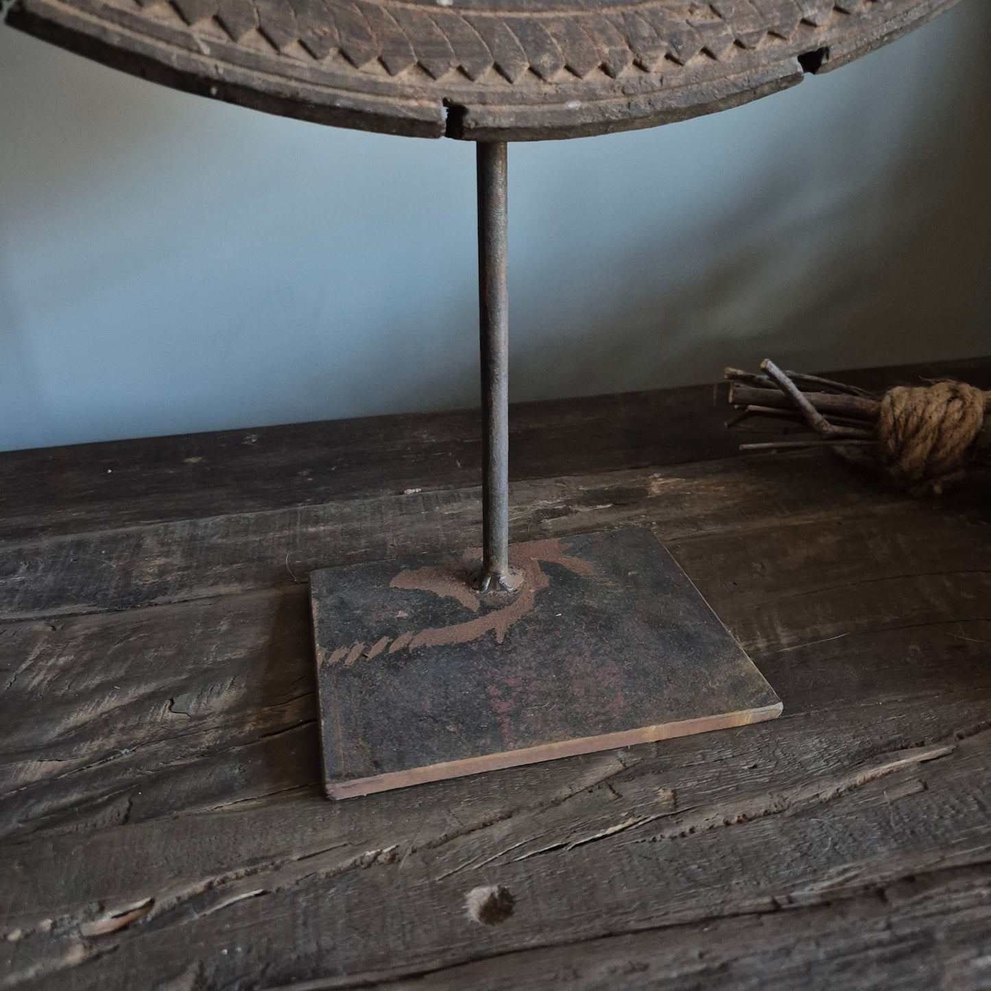 Uniek oud houten ornament op statief nr. 2