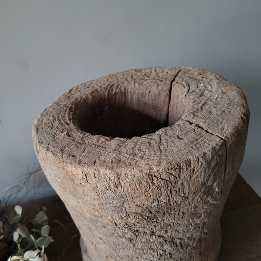 Uniek oud houten vijzel nr. 7