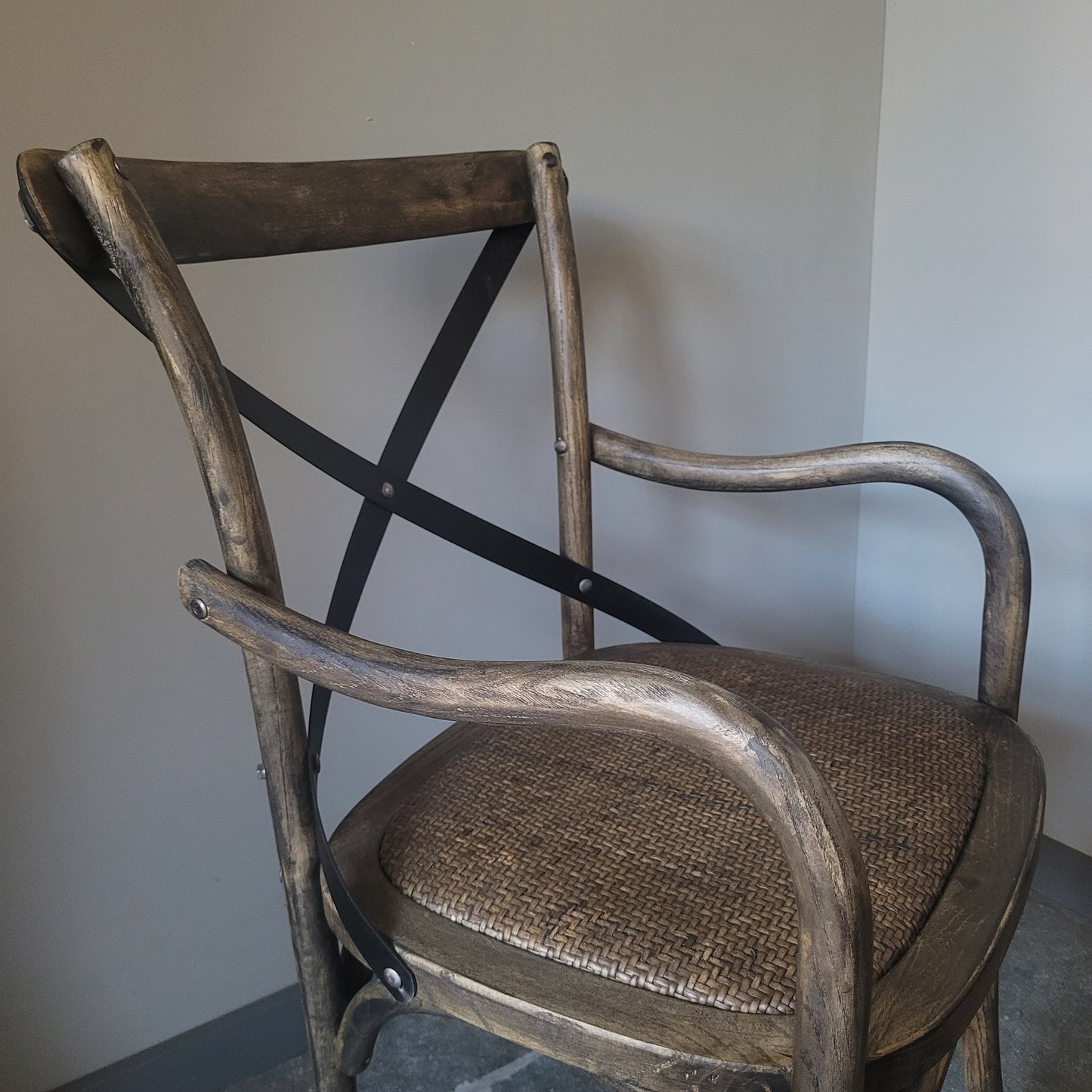 Houten stoel kruisrug | met armleuning
