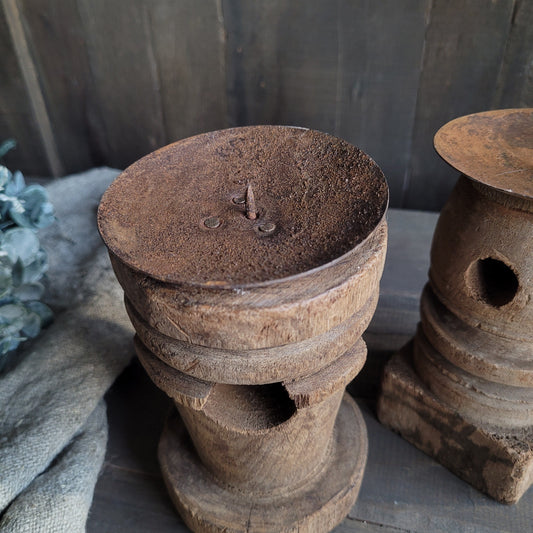 Uniek oud houten kandelaar nr. 4 (links)