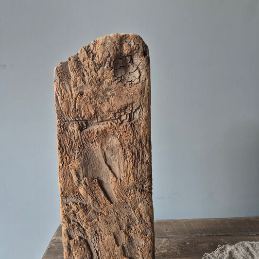 Houten ornament op statief