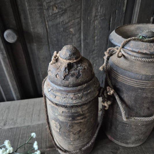 Uniek oud houten kruik met deksel nr. 35 (links)