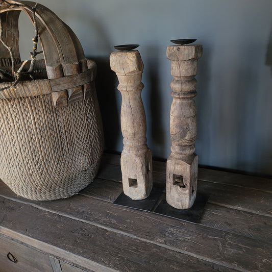 Uniek oud houten kandelaar op statief nr. 7 (links)