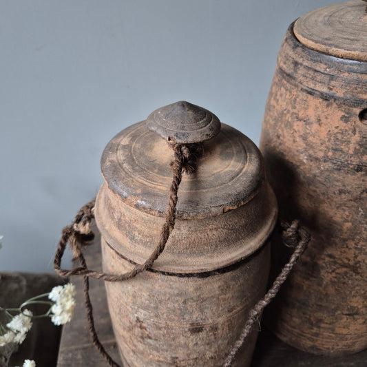 Oud houten kruik met deksel nr. 148 (links)