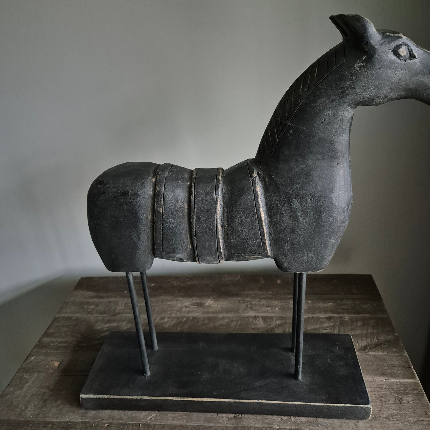 Uniek houten paard op statief