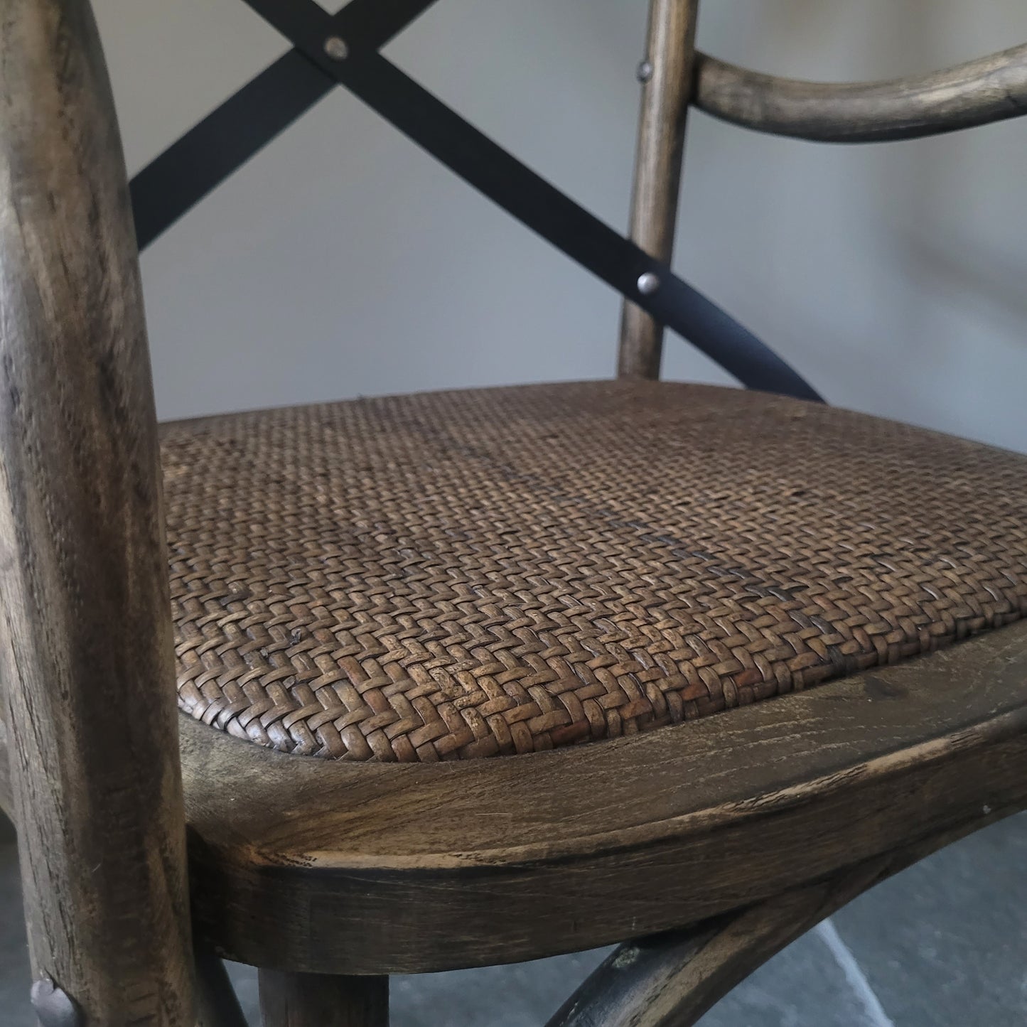 Houten stoel kruisrug | met armleuning