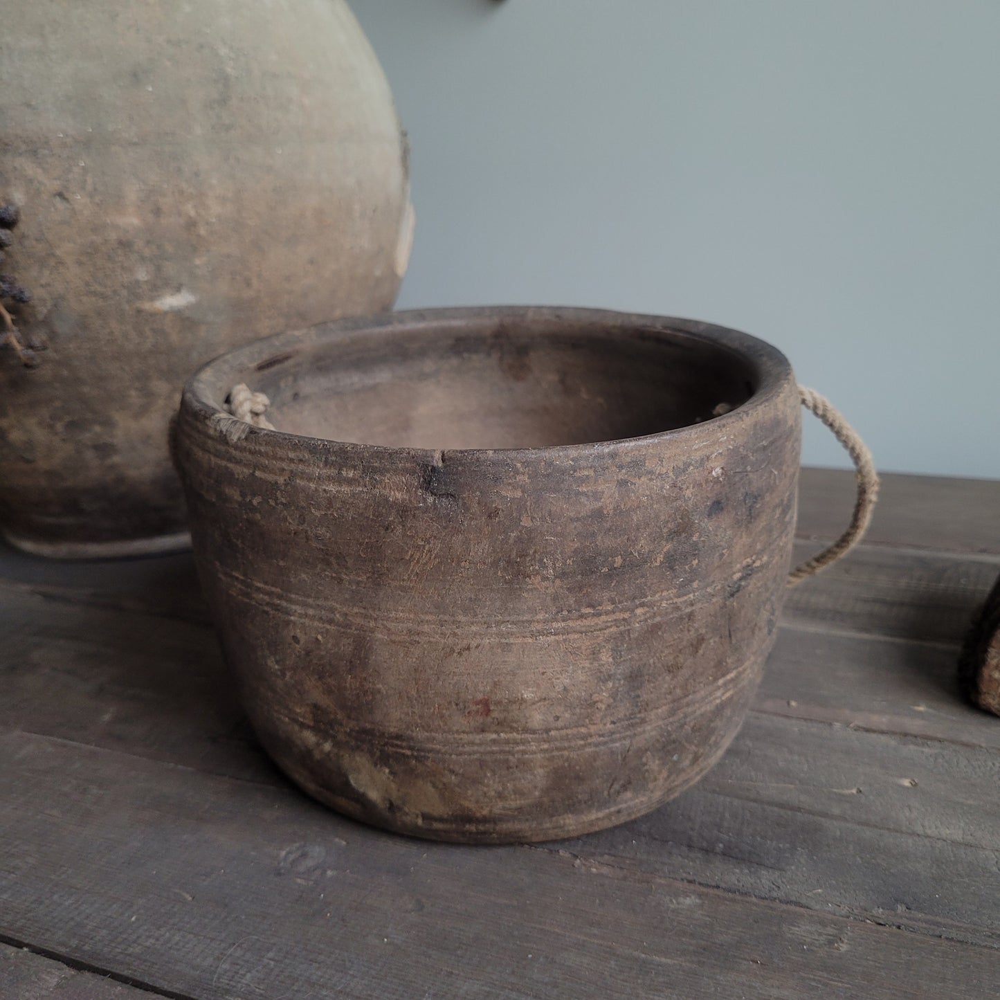 Uniek oud houten pot aan touw