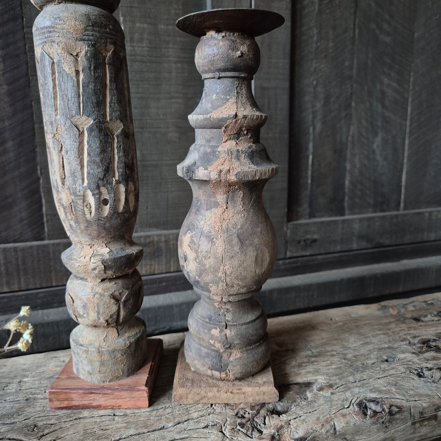 Uniek oud houten kandelaar nr. 19 (rechts)