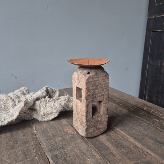 Oud houten kandelaar nr. 42