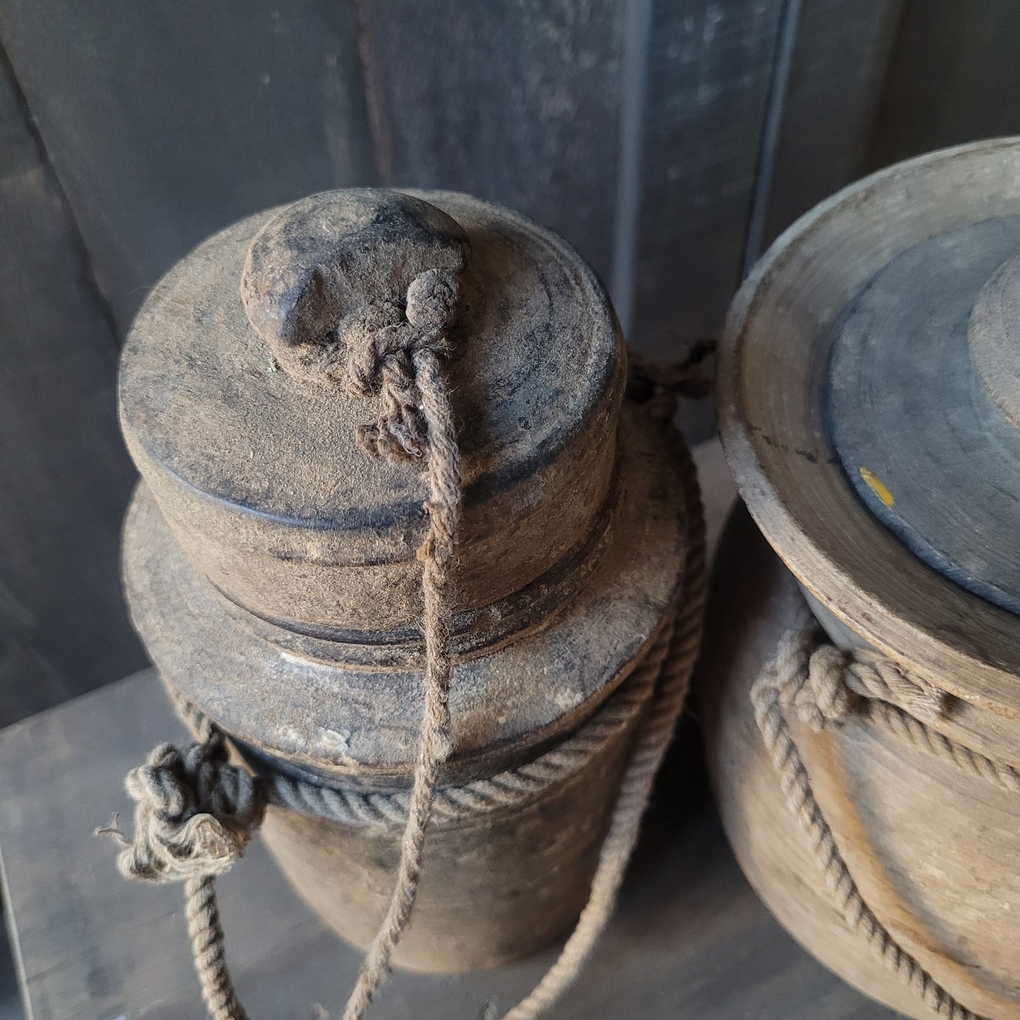 Uniek oud houten kruik met deksel nr. 43 (links)