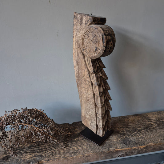 Uniek oud houten ornament op statief