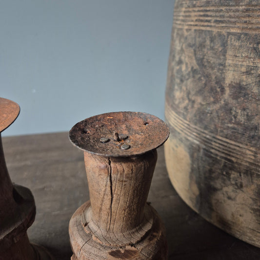 Oud houten kandelaar nr. 30 (rechts)