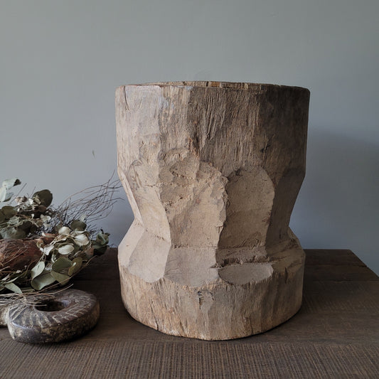 Uniek oud houten vijzel nr. 6.