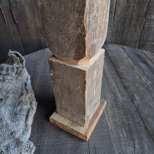 Oud houten kandelaar nr. 37