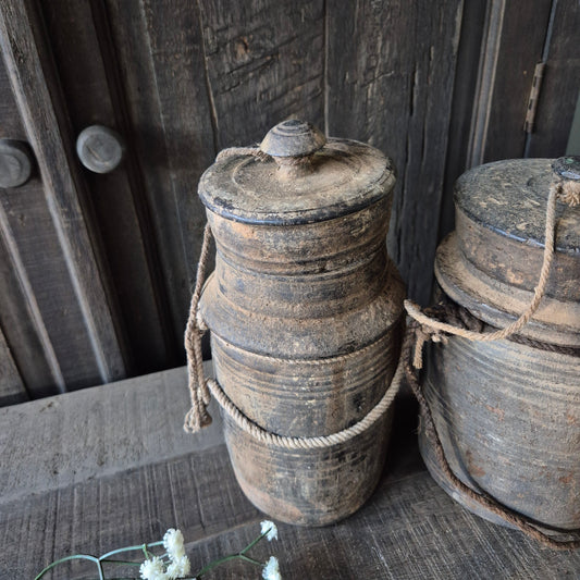 Uniek oud houten kruik met deksel nr. 31 (links)