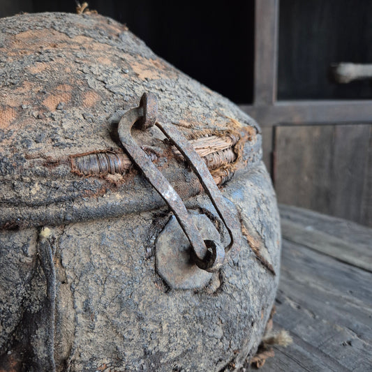 Unieke dessertmand met ijzeren slot