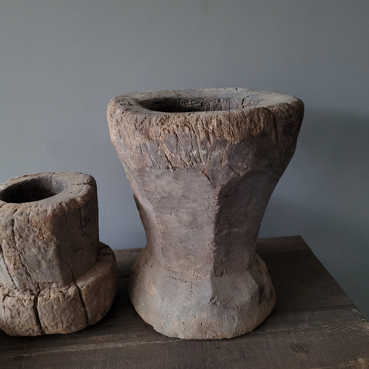 Uniek oud houten vijzel nr. 4 (rechts)