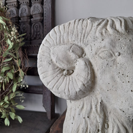 Stenen beeld hoofd ram