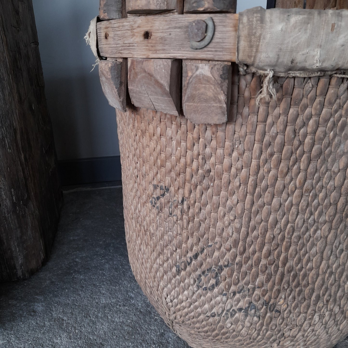 Uniek oude Chinese plukmand met hengsel