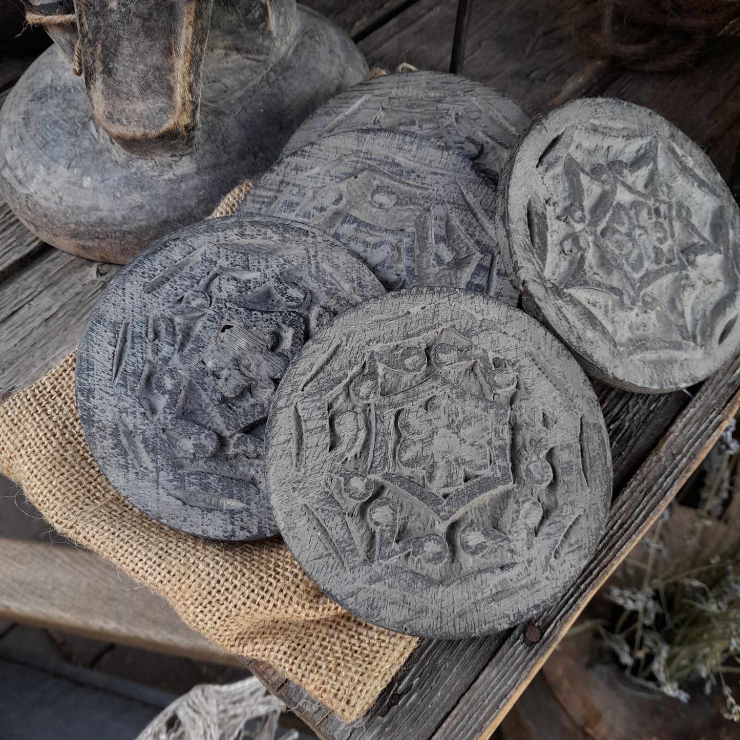 Set onderzetters hout zwart in jute zakje