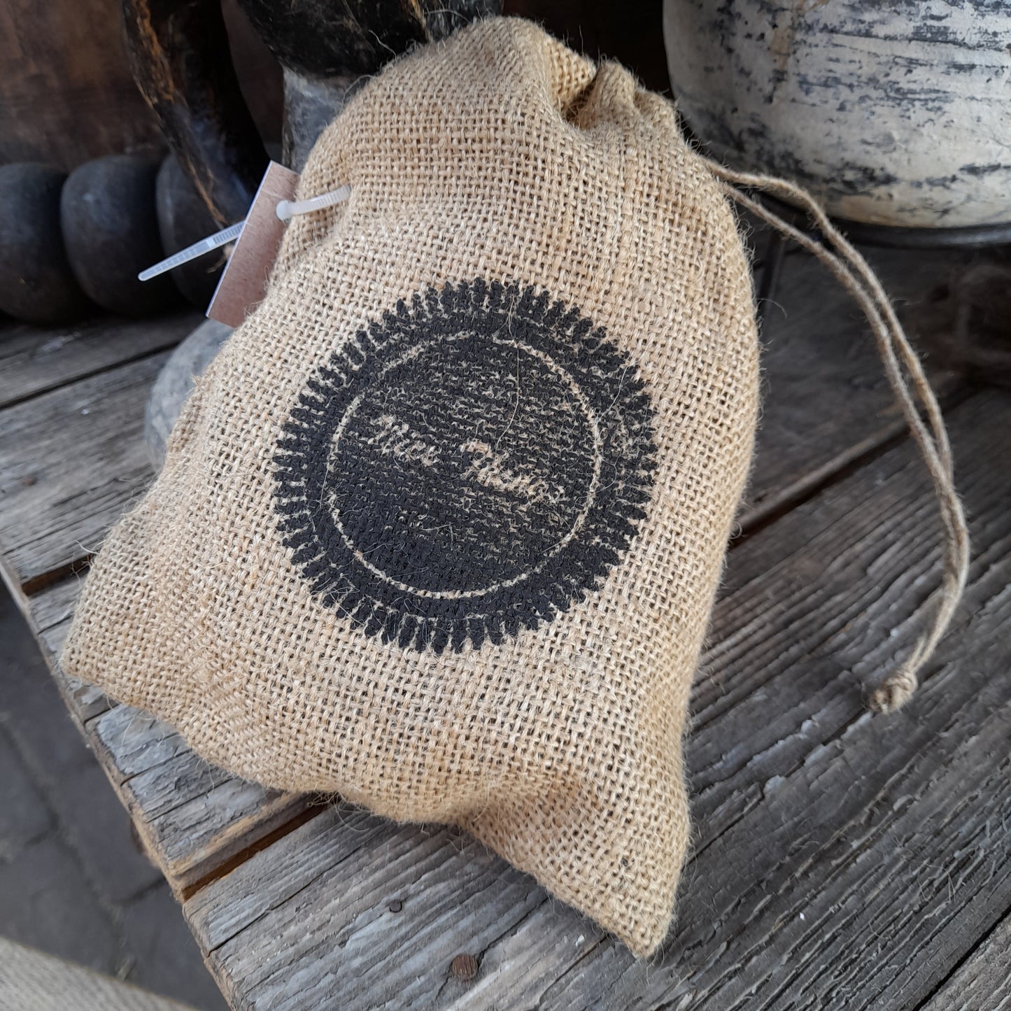 Set onderzetters hout zwart in jute zakje