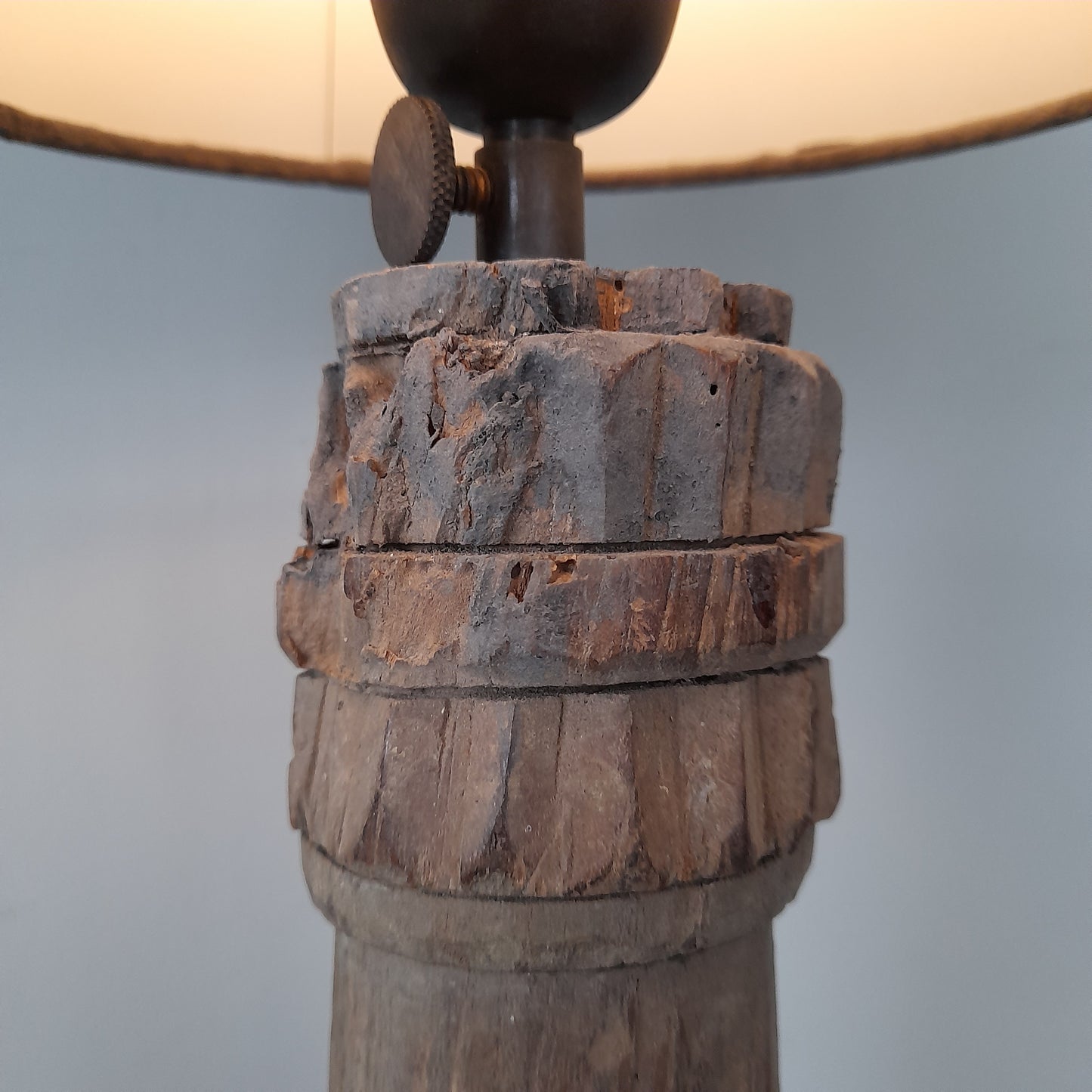 Oud houten baluster lamp incl. kap
