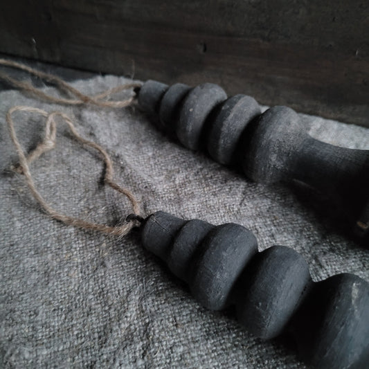 Oud houten ornament aan touw