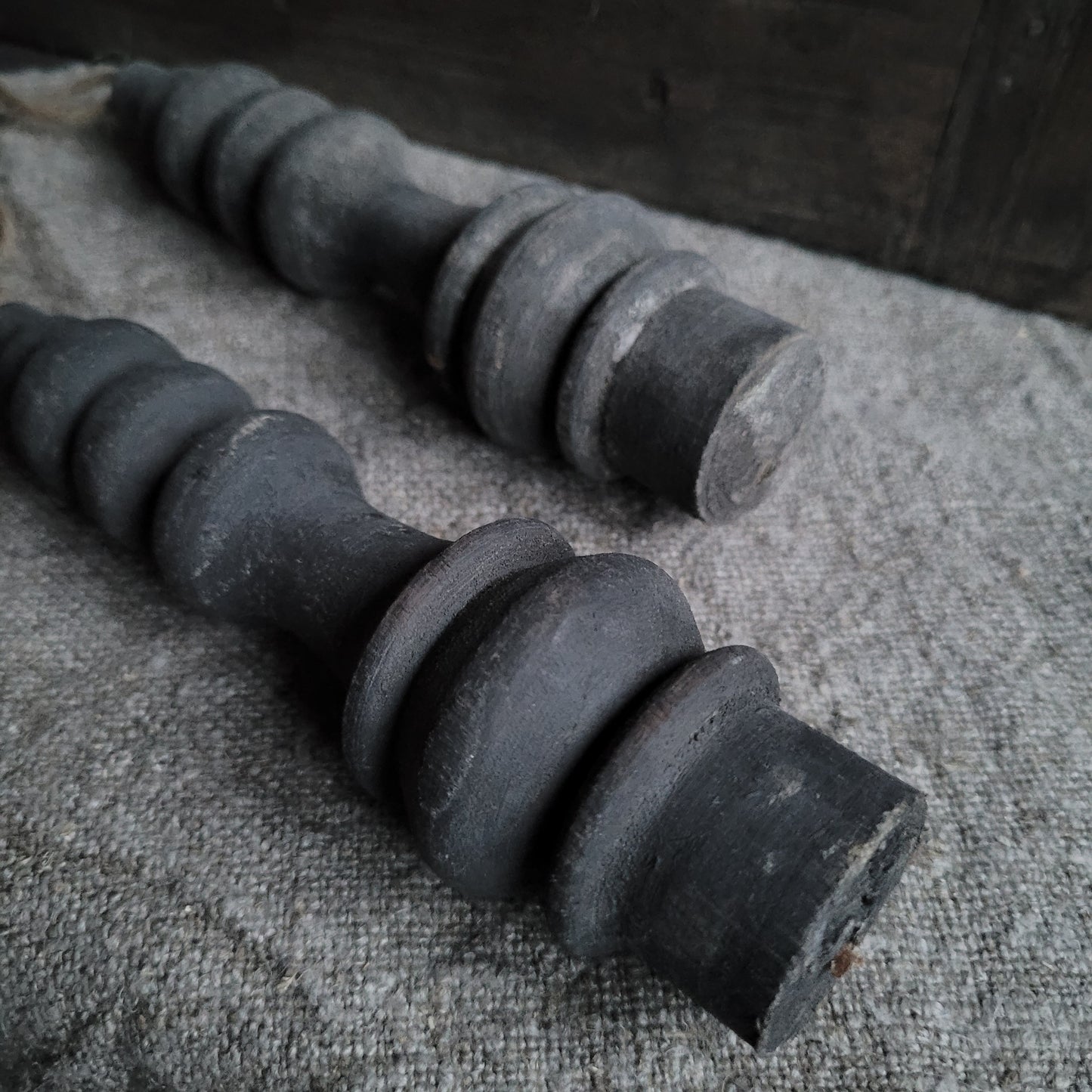 Oud houten ornament aan touw